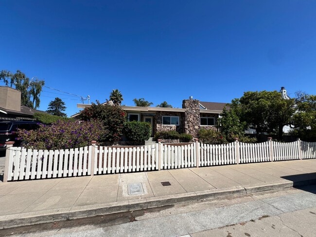 Building Photo - Spacious 4-Bedroom Retreat Just Steps from... Rental