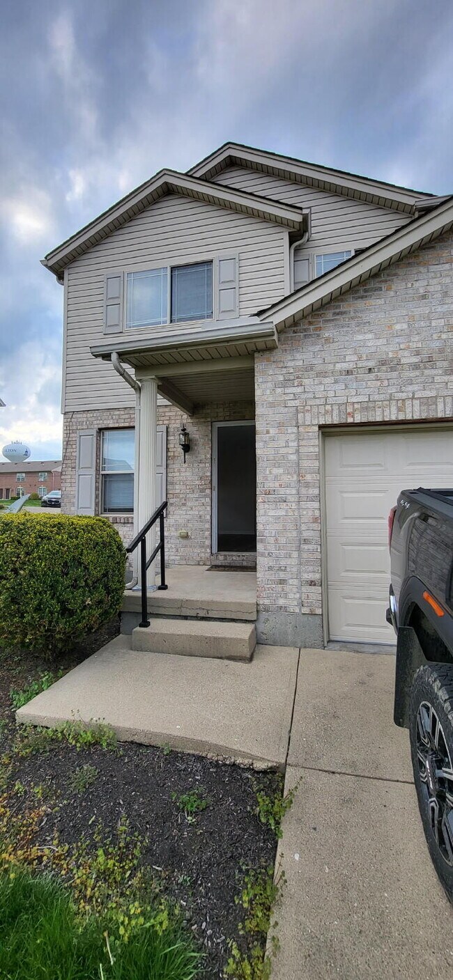 Photo - 3 Bed 2.5 Bath Townhome Unit 1