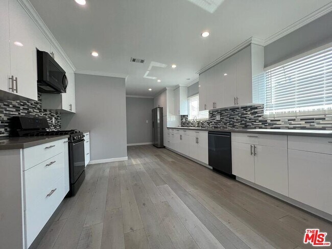 Photo - 11243 Lull St