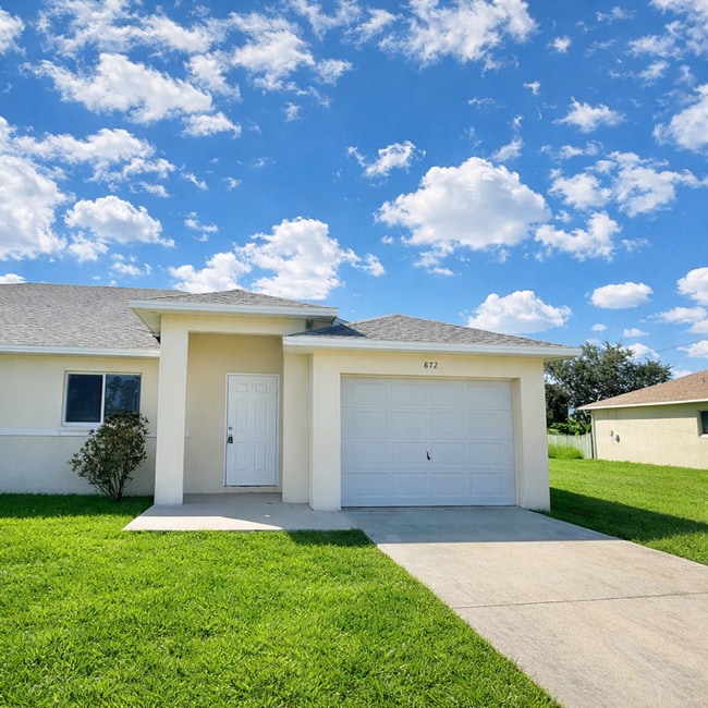 Building Photo - Pet friendly 3/2 duplex in Lehigh Acres