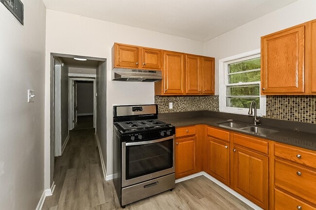 Photo - 305 Morton St