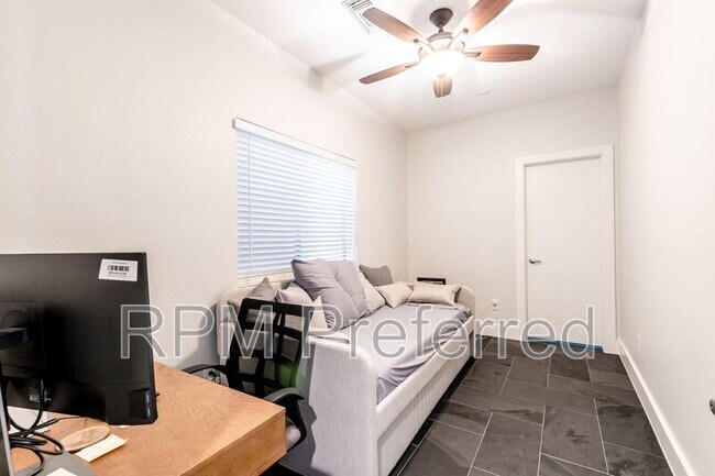 Photo - 4104 Spencer St