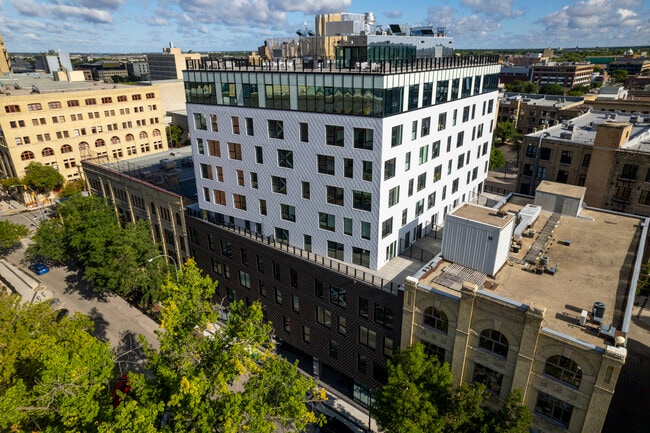 Building Photo - 127 Bannatyne Av