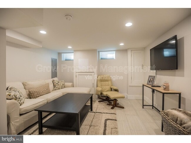 Photo - 533 Manton St