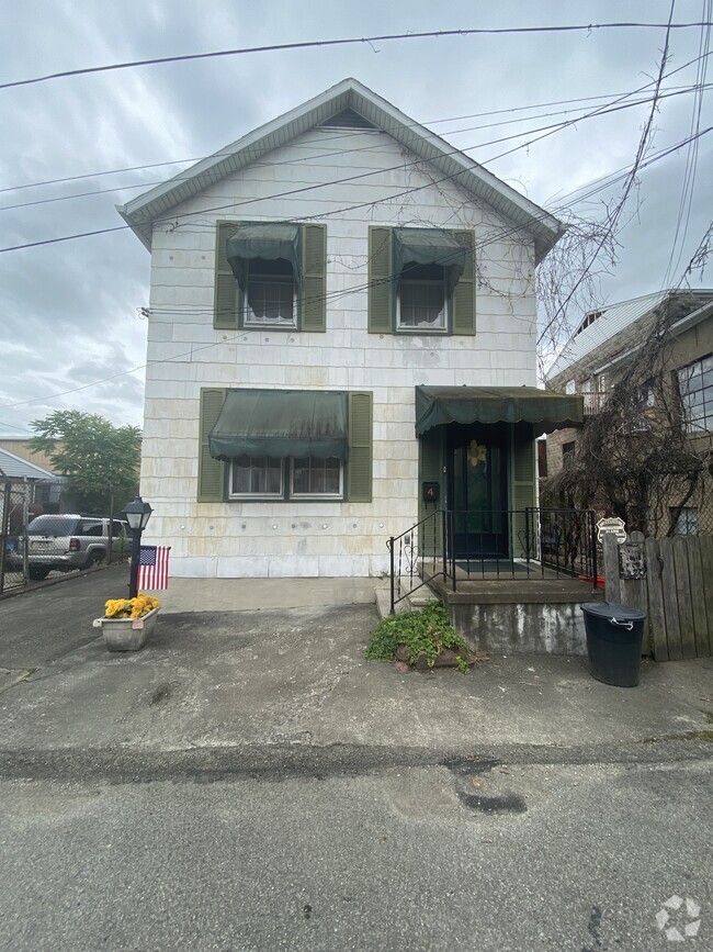 Building Photo - 4 Fuller Ln Rental