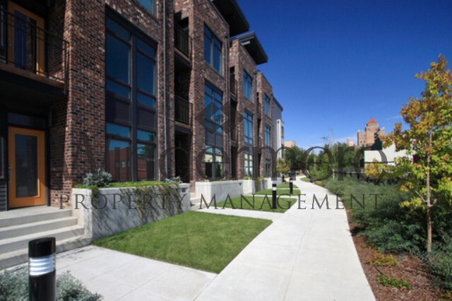 251 W Sumach *Vue 22 Townhome Walking Dist... - 251 W Sumach *Vue 22 Townhome Walking Dist...