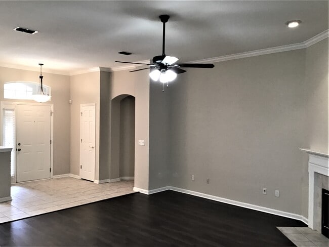 Photo - 587 Oakmont Dr