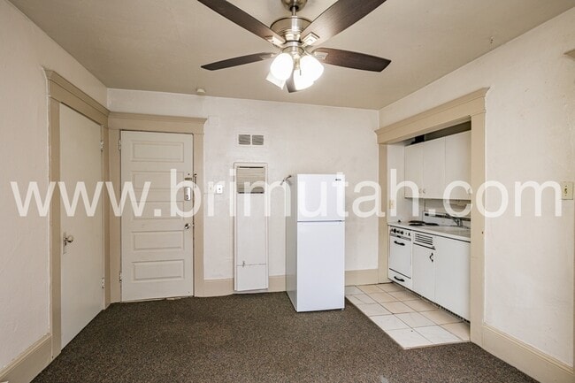 Photo - 305 Douglas St