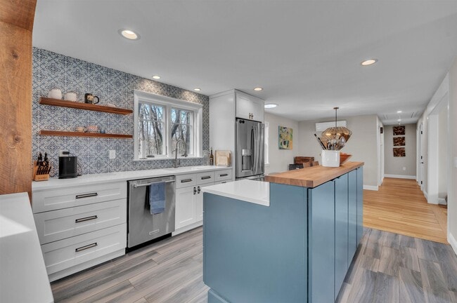 5 Meadow Ln