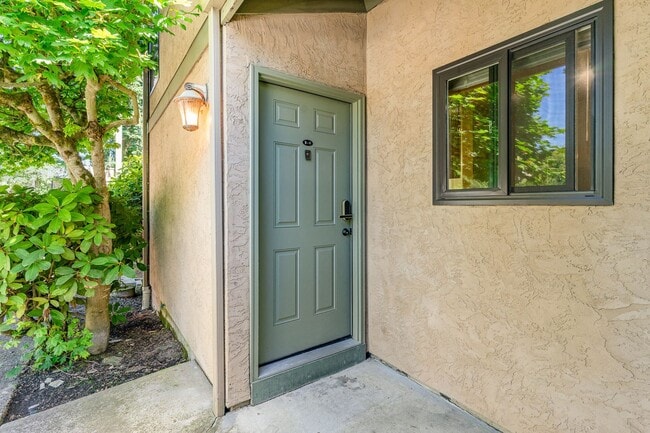 Photo - Modern 2-Bedroom Townhouse-Style Condo with Private Yard in Prime Kirkland Location