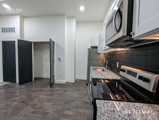 Building Photo - 3100 E Gillham Plaza Unit 221