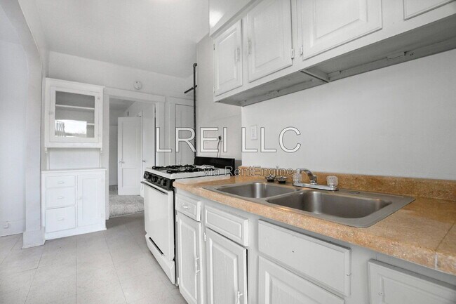 Photo - 615 S 38th St Unit 2