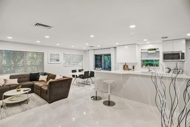 Building Photo - Very spacious 2/2