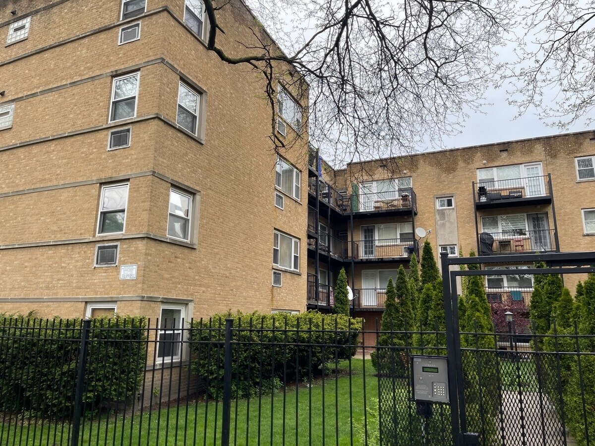 Photo - 6039 N Rockwell St Condo Unit B1