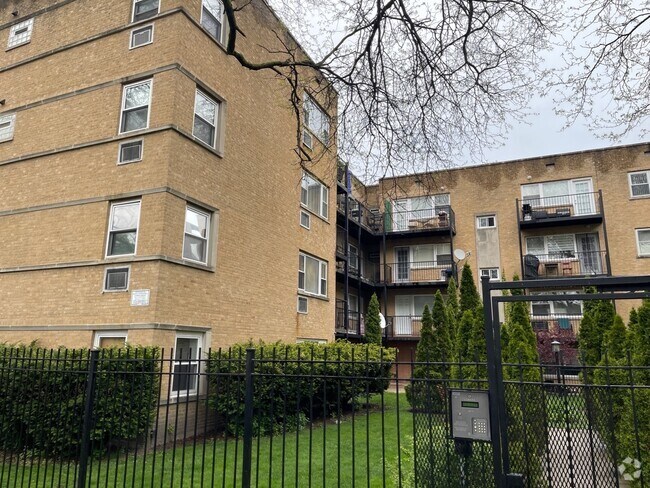 Building Photo - 6039 N Rockwell St Unit B1 Rental