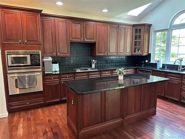Photo - 633 Creekside Ln