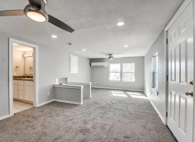 228 W Fairchild Dr