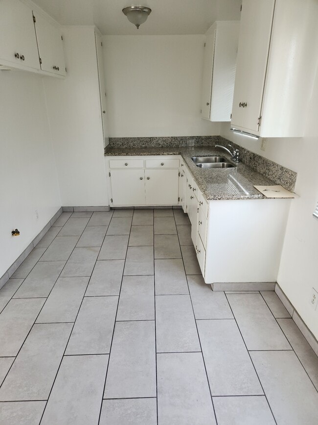 Photo - 4888 Pinafore St