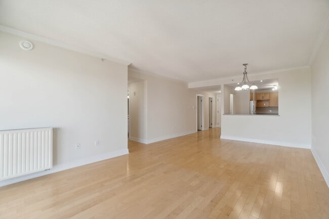 Photo - WELCOME TO THE SUMMIT - ONE BEDROOM PLUS DEN APARTMENT AVAILABLE Unité 1101