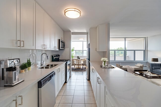 Photo - 53 Thorncliffe Park Drive