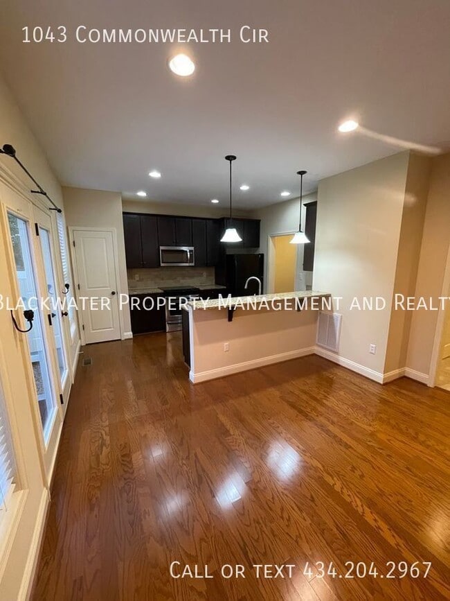 Photo - 1043 Commonwealth Cir