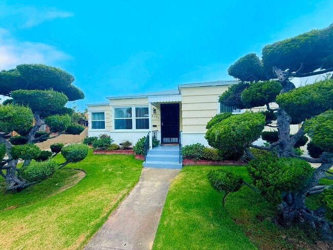 Building Photo - Beach House with Big Garage
