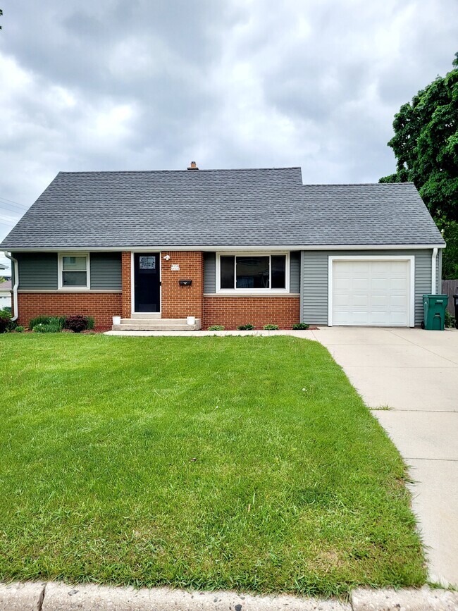 Building Photo - W158N9026 Charles Dr Rental