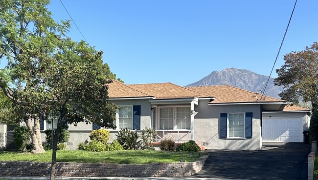 Freshly painted home! - 10760 Russett Ave