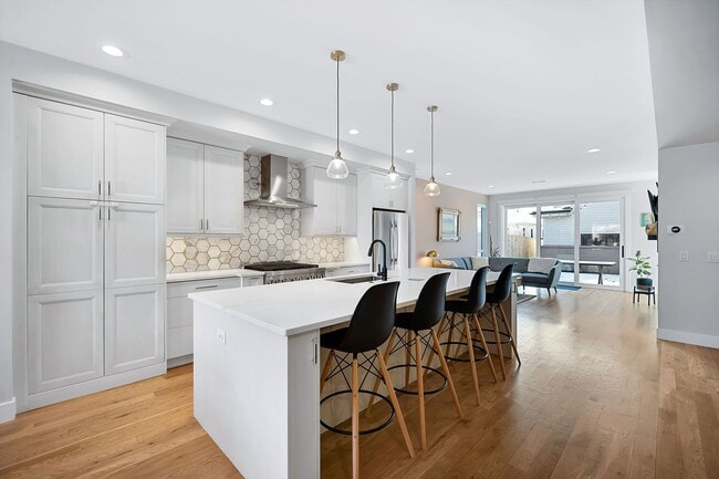 Building Photo - Modern 4BD, 4BA Home With 2-Car Garage, On...