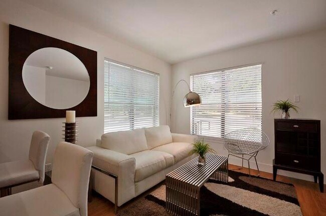 Photo - 711 W 32nd St Unidad 105