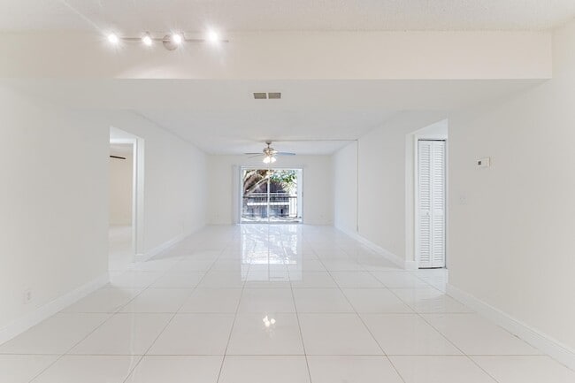 Photo - 606 NW 13th St Unidad 0230