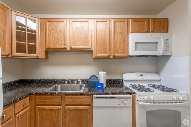 1 BR, 1 BA - 820 SF - Londonderry Apartments