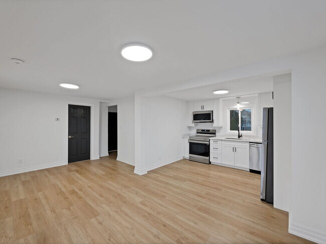 Photo - 647 Limeridge Rd E