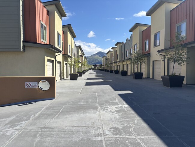 Exterior view - 6169 Park Ln S Townhome
