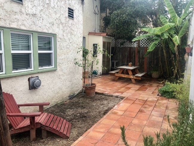 Private landscaped yard w/picnic table - 6107 Saturn St Unit c