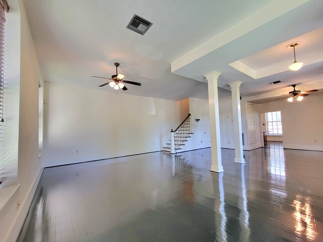 Living area - 1031 Burdette St