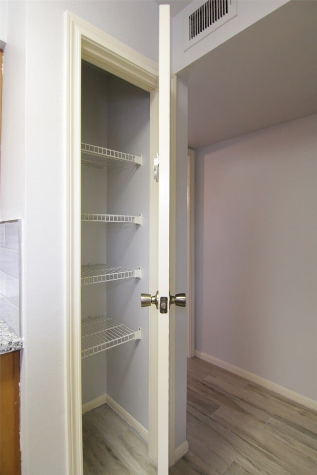 Photo - 3100 Walnut Bend Ln Unidad 118