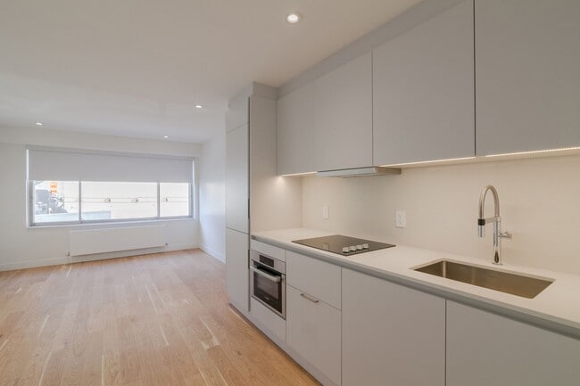 Building Photo - 3555 Chem. de la Côte-des-Neiges Unit 214A