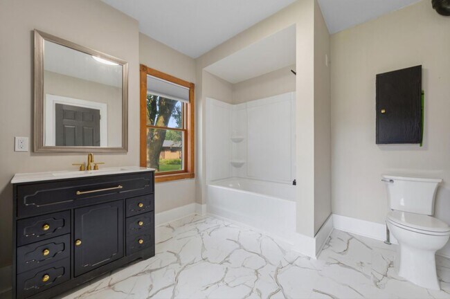Photo - 210 W Holly St