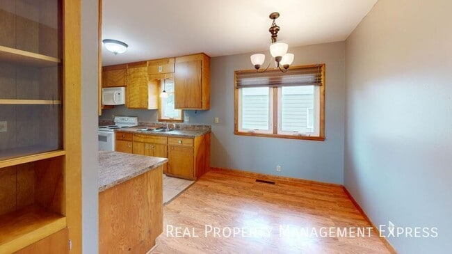 Photo - 2200 W 39th St