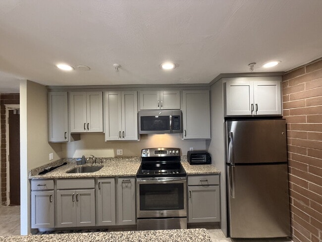 Photo - Modern & furnished studio unit available NOW! Unit #815