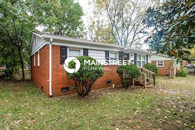 Photo - 3 Bedroom Pet-Friendly Home in Charlotte, NC with Main Street Renewal
