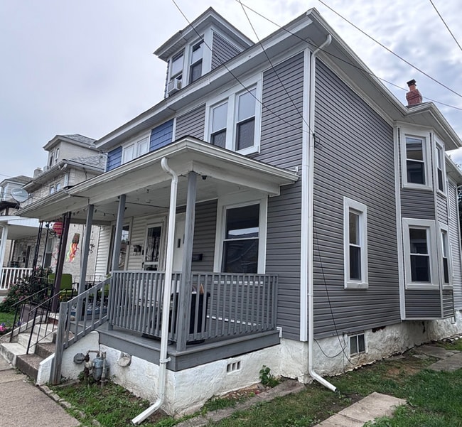 Building Photo - Twin home with updated kitchen, washer/dry on first floor, private back yard and porch.