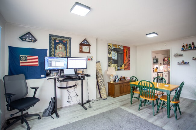 Photo - 207 E Harwood Rd