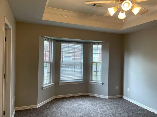 Photo - 905 SW Cheyenne Dr