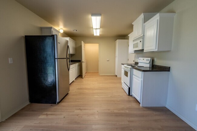 Photo - Cozy 2 bedroom 2 bathroom Townhome - Avail...