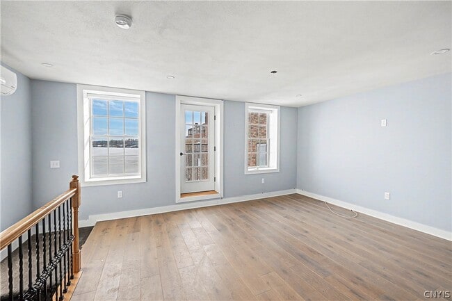 Photo - 28 E Genesee St