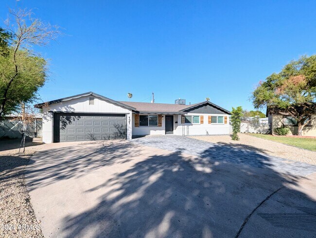 Photo - 121 N Flint Cir