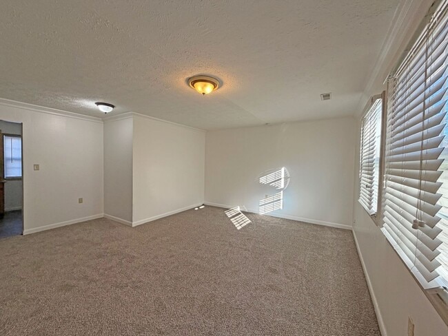 Photo - Gorgeous Well Kept Home Near Mercy & Bass Pro!