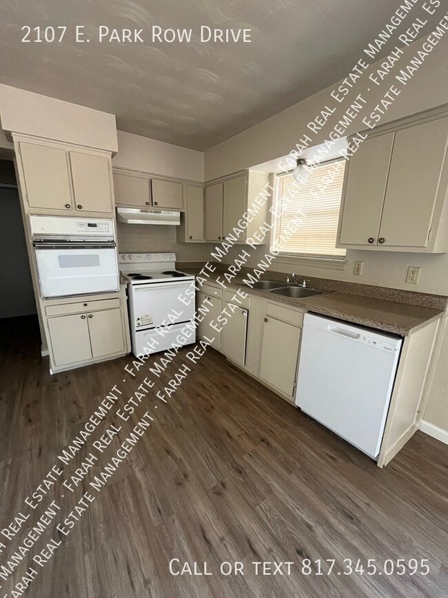 Photo - 2107 E Park Row Dr
